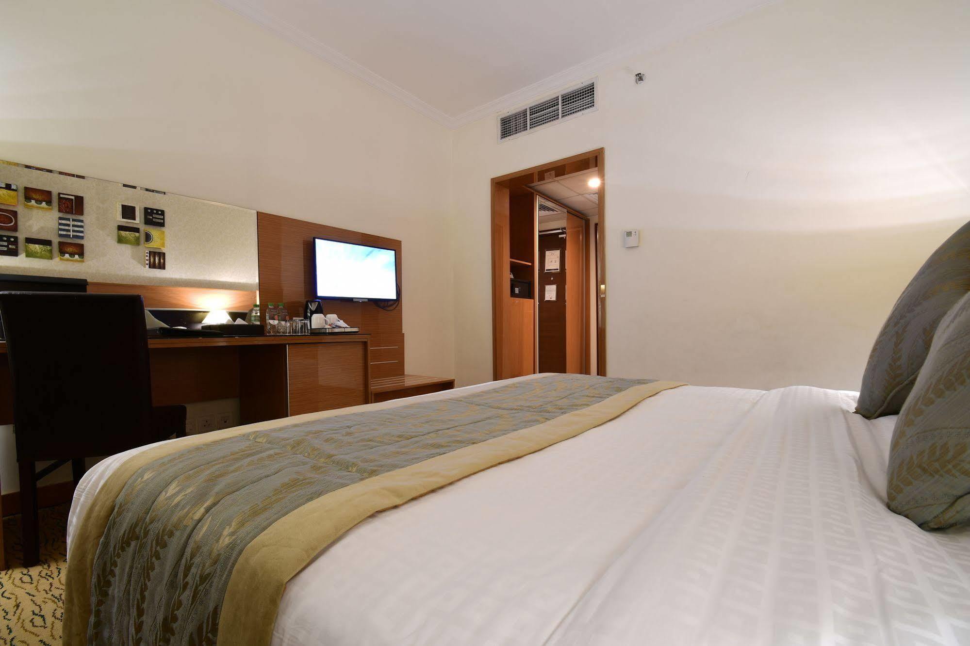 Al Ansar Golden Tulip Hotel Medina Bagian luar foto