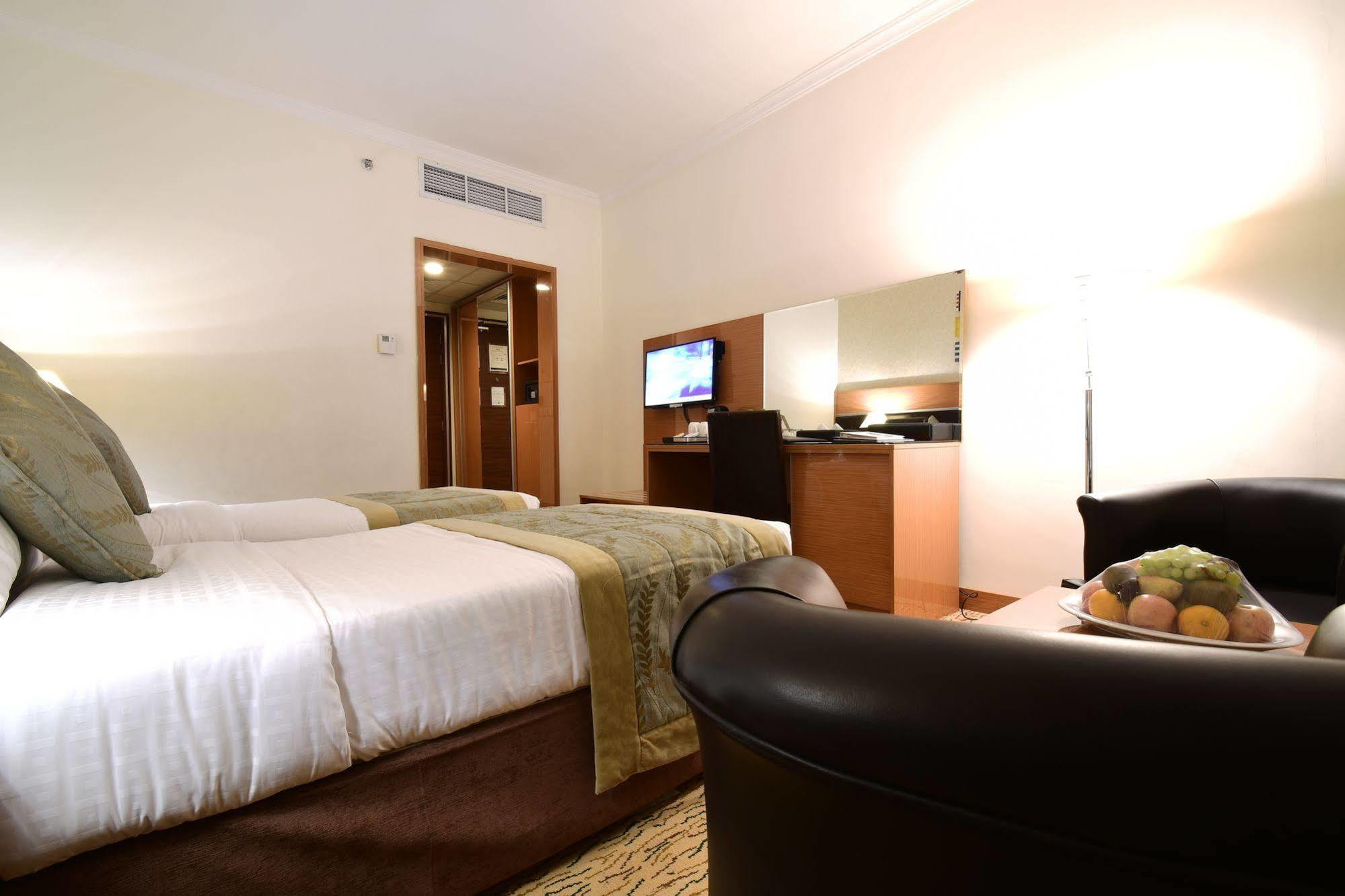 Al Ansar Golden Tulip Hotel Medina Bagian luar foto