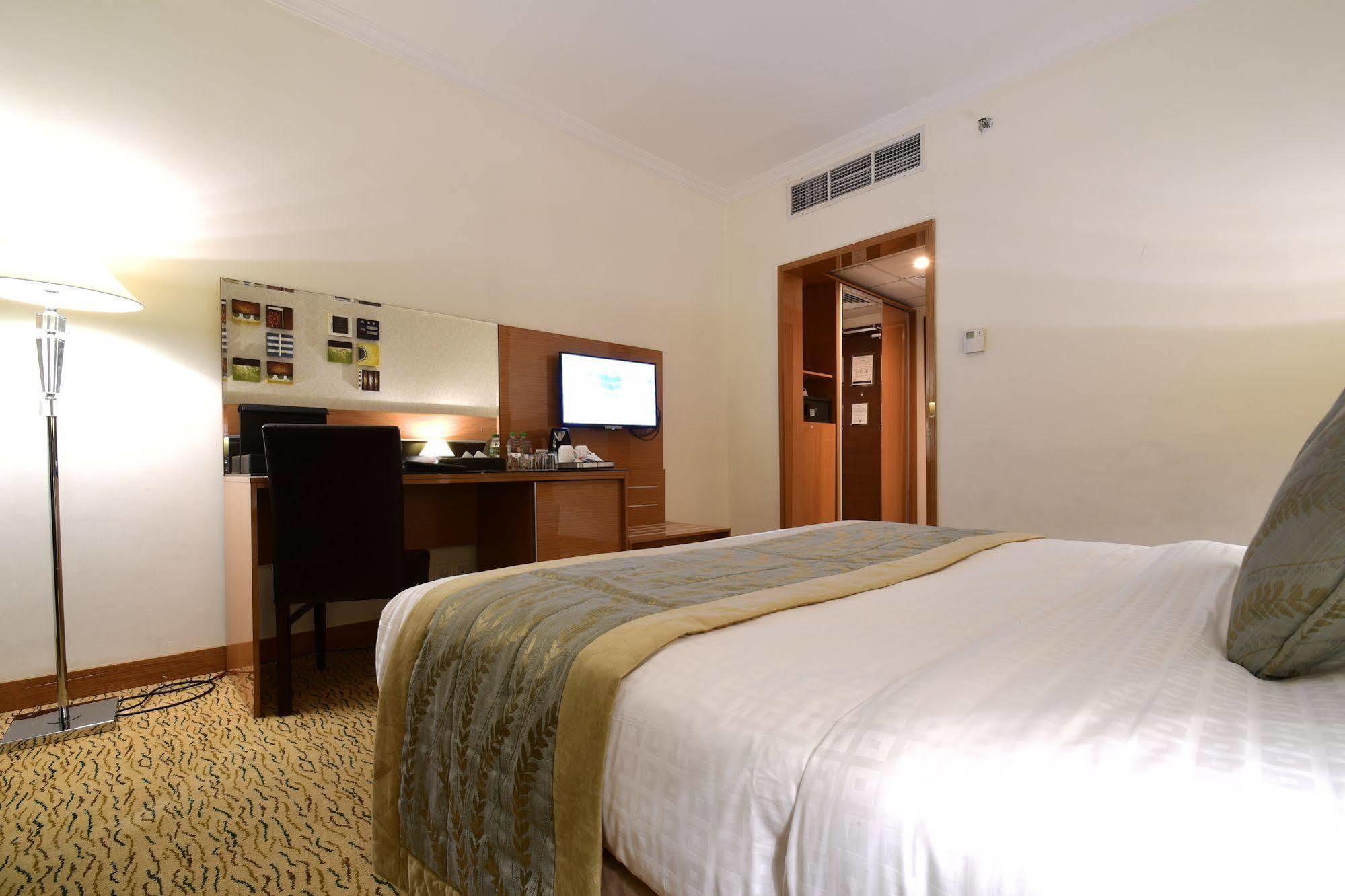 Al Ansar Golden Tulip Hotel Medina Bagian luar foto